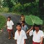 Bali - Nysgerrige børn der forstår at drage nytte af naturen for at dække for regn